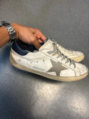 Golden Goose  - Ett par riktigt schyssta golden goose, jag har äkthets bevis och kvitto från den tidigare ägaren.  Dessa passar extremt bra nu till sommaren. Storlek:42 Skriv vid funderingar😁