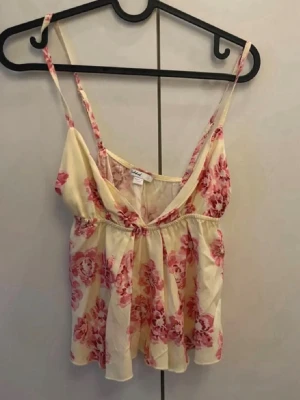 Blommig sommar topp - Jätte fin, säljer pga för liten💗skickar samma dag eller dagen efter, inga hål eller fläckar, perfekt skick💗skickar samma dag om du köper innan 19:00💗säljs inte längre