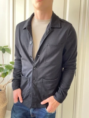 Studio total overshirt  - Studio total overshirt, Inga defekter! Modellen i bilderna är 180 cm 75 kg och bär Storlek M, Kom med frågor! 🌟 (Kan gå ned i pris vid köp av paket 😉) 