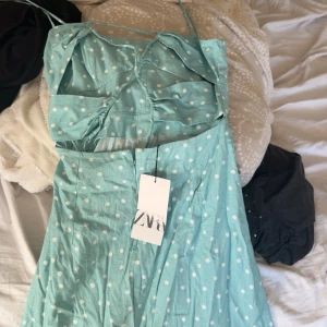 Prickig klänning  - Jätte fin blå vacker klänning från Zara💕 helt ny