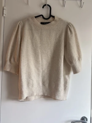Beige stickad tröja med puffärm - Beige stickad tröja med puffärm från Vero Moda, aldrig andvänd.