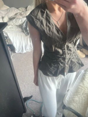 Grön topp - En fin grön topp, ifrån weekday, i storlek 38, använd en gång💓