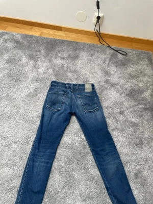 Replay anbass storlek 28 - Säljer ett par blå slim fit jeans från replay ett par  klassiska byxor . Jeansen har raka ben och är tillverkade i denim med stretch för extra komfort. Perfekt för dig som gillar en modern och avslappnad look. Pris går diskuteras och kan mötas upp i Gbg!