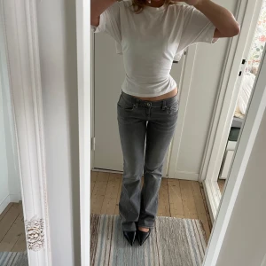 Lågmidjade jeans  - Säljer dessa snygga lågmidjade jeans från Gina 