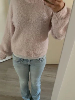 Ljusrosa fluffig sticksd - Mysig ljusrosa stickad tröja med rund hals och super söt nu till våren och sommaren! väldigt söt