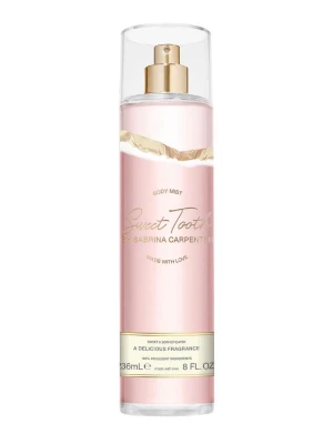 Sweet Tooth Body Mist av Sabrina Carpenter - Två body mists från Sabrina Carpenter: Sweet Tooth i rosa flaska och Sweet Tooth Lemon Pie i ljusgul flaska. Båda har elegant guldigt sprayhuvud och transparent lock. Flaskorna är cylinderformade och rymmer 236 ml. Doften är söt och gourmand-inspirerad. Aldrig använt!💕✨