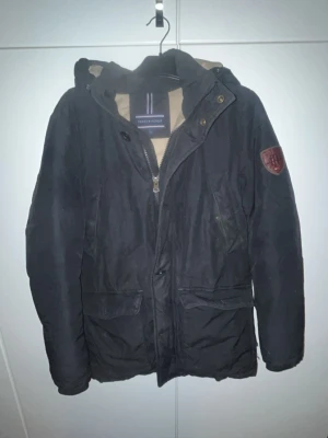 Mörkblå parkas från Tommy Hilfiger - En riktigt go hillfiger jacka, storlek på denna är M, skriv via intresse så kan pris diskuteras