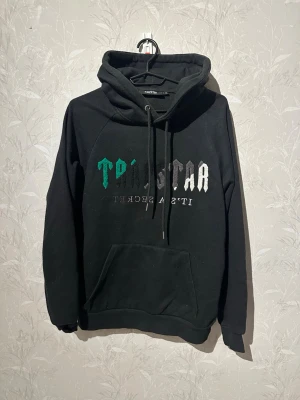 Trapstar hoodie - Svart Trapstar hoodie i storlek S, utan någots defekter. Vill bara få sålt så tveka inte på att ställa frågor eller att sänka priset❗️