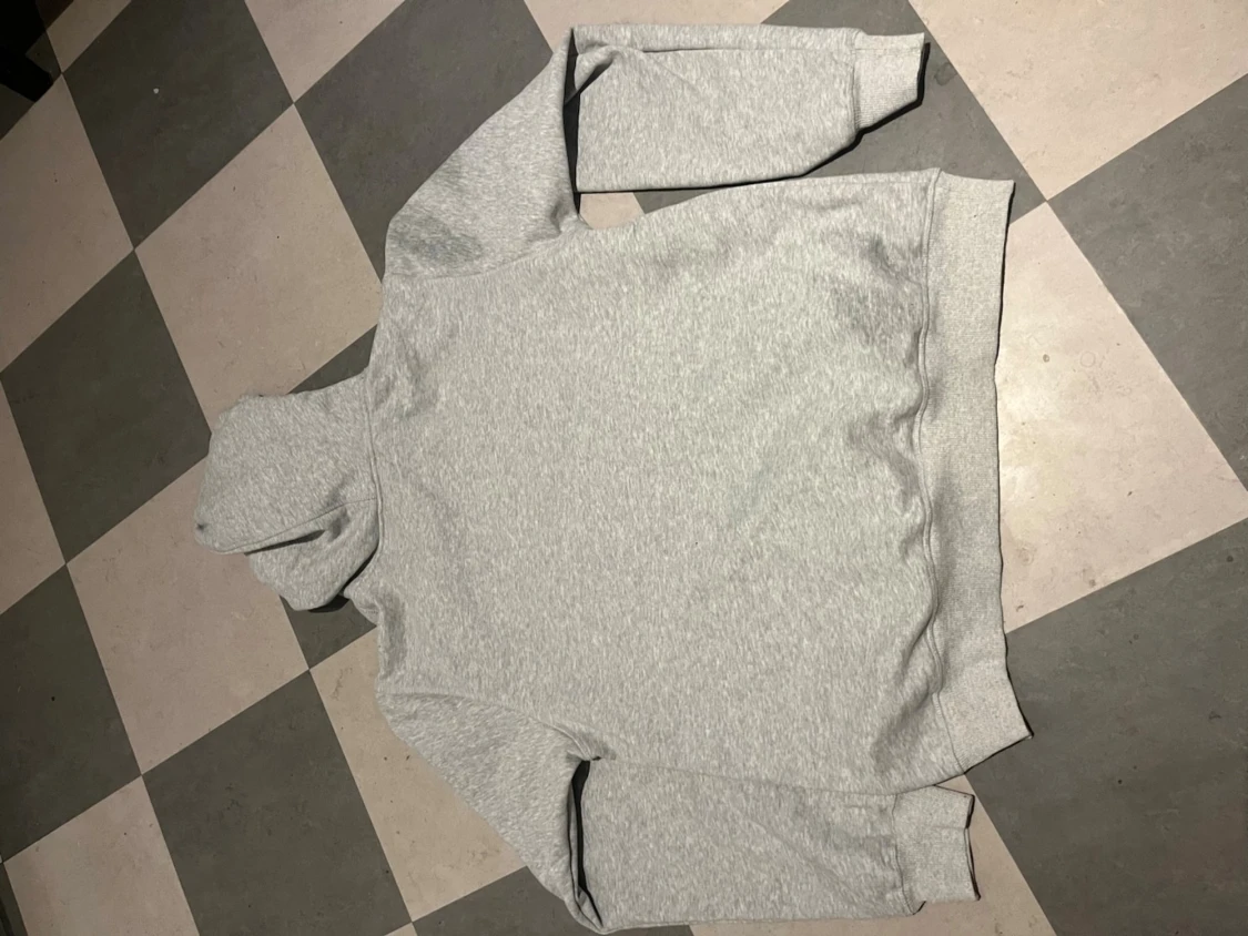 Grå hoodie med tryck framtill - 2