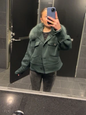 Mörkgrön pälsjacka från Meotine - Snygg mörkgrön pälsjacka från Meotine, använts max 5 gånger och så gott som ny! pris på hemsida: 3000kr