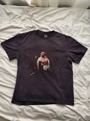 Saint Michael pentagram printed washed vintage - Cool svart t-shirt från Gory Luxury med ett unikt grafiskt tryck på framsidan och stor blå logga på ryggen. Klassisk passform med rund hals och korta ärmar. Tillverkad i mjuk bomull som känns skön mot huden. Perfekt för dig som vill sticka ut med din stil.