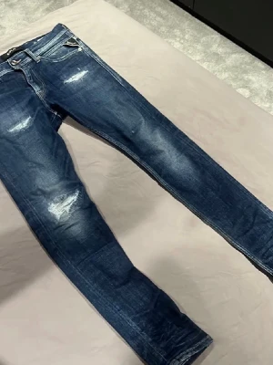 Replay Jeans  - Säljer dessa tvärfeta replay jeans som är i sjukt bra skick! Skicket skulle jag säga är 8/10. Hör av er vid fundering eller om prisförslag! 😁👍