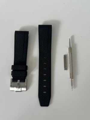 Svart klockarmband i syntet - Omega swatch band med verktyg så man kan ställa in det själv
