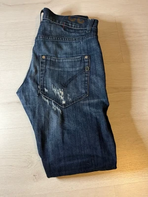 Dondup jeans herr - Dondup Jeans storlek W32, Slitningar som är populärt just nu, mycket bra skick och väl omhändertagna, pris kan diskuteras