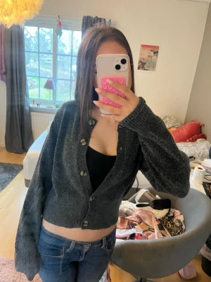 Mörkgrå cropped kofta med knappar - Super fin grå stickad kofta som ej säljs längre🥰🥰