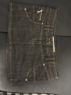 Lågmidjad jeanskjol - Säljer en jättefin jeanskjol. Den är i bra skick. Storlek L. 