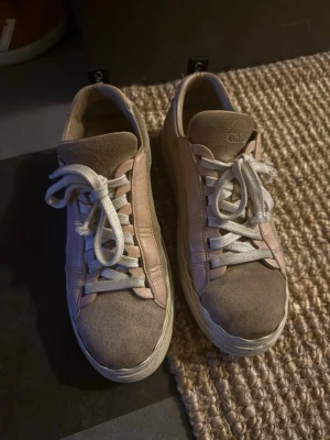 Beige sneakers från Chloé i mocka - Snygga beige sneakers från Chloé med ovandel i mocka och vita detaljer. Lite smutsiga men lätt att få bort med mockatvätt (testat rengöra fler gånger men har slut på rätt medel därav priset)