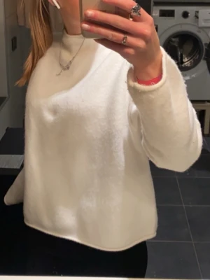 Stickad tröja från new yorker - Stickas tröja från new yorker med hög krage. Den är nopprig vid armarna och lite framtill. Annars i super skick. Storlek M❤️