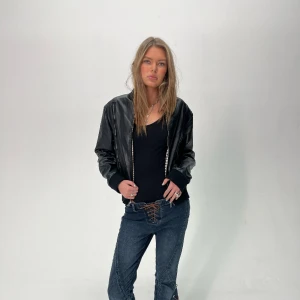 LEATHER JACKET - Svart bomberjacka i fuskskinn. Från 4o1!❤️