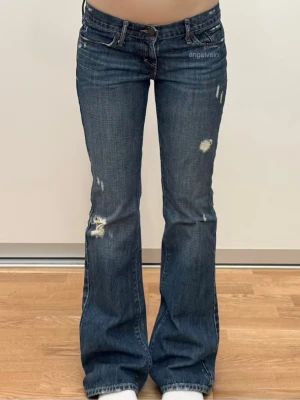 lågmidjade abercrombie jeans  - perfekta gamla a&f jeans med slitna detaljer som är original design  obs skickar inte med bring!  