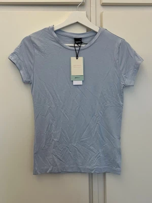 T-shirt - Säljer denna fina T-shirt i storlek S ifrån ginatricot. Helt oanvänd, endast testad! Super mjuk och snygg💗