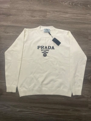 Vit stickad tröja  - Dm vid intresse