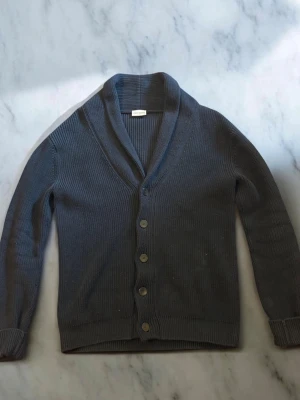 Mörkblå Jonh Hernic Cardigan - Säljer en riktigt snygg och exklusiv john henric cardigan, aldrig använt. Storlek XS, men passar även S. Hör av dig vid minsta fundering och jag fraktar alltid inom 24 timmar!  Pris kan diskuteras vid snabb affär😊