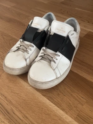 Valentino Open - Valentino open i storlek 45 , lite slitna men inga större defekter , svarta och passar storlek 46 också . Tyvärr ingen box eller kvitto men priset kan diskuteras