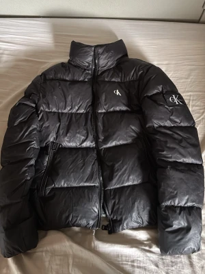 Calvin Klein - Knappt använd och oskadad Calvin Clein vinter jacka. Ville sälja den pågrund av att den inte används.