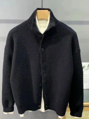 Stickad kofta - Finns i storlekar S - M, hör av er vid funderingar ✌️