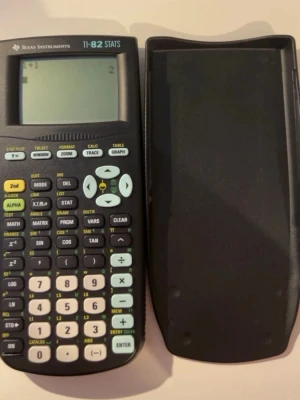 Texas Instruments TI-82 Stats miniräknare - Grafritande miniräknare TI-82 Stats från Texas Instruments. Svart plastkropp med många funktionsknappar och stor display. Medföljer skyddslock och manual. Perfekt för matte, statistik och naturvetenskapliga ämnen.
