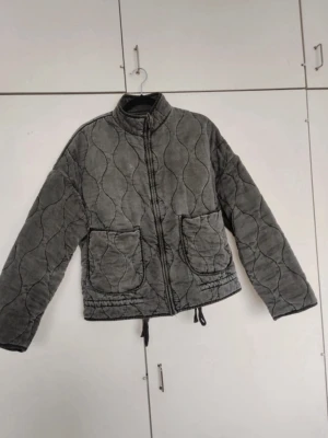 Grå quiltad jacka med fickor - Säljer en jättefin grå vårjacka i stolek M från Zara. Perfekt nu till våren!☀️🙌🏻