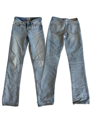 Dam ljusblå raka jeans - Storlek XXS från lager 157. Skickas inom 48h kika in min profil för mer fina plagg! Rakt över midjemått: ca 33cm. Innebenslängd: ca 79cm.