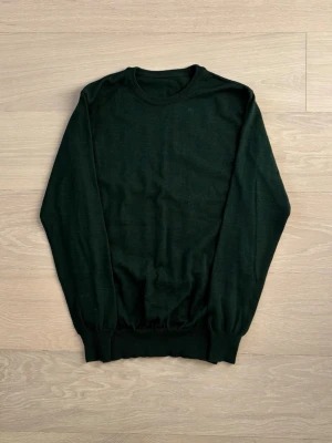 Sweater - Finnish brand - Herrainpukimo wool sweater. ONLY WORN ONCE, so in absolutely new condition. A high-quality and timeless wool sweater in a deep dark green color. Made in Italy with attention to detail and quality materials. The wool is soft and comfortable to wear, while still keeping you warm in cooler weather. ORIGINAL PRICE 150€💰SHIPPING IN 24H📦