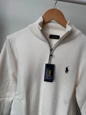 Vit halvzip från Polo Ralph Lauren - Helt ny klassisk vit tröja med halv dragkedja från Polo Ralph Lauren.