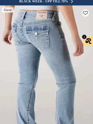 Ljusblå flared jeans True Religion - Säljer ett par ljusblå flared jeans från True Religion i storlek 28, kan tänka mig o byta till en mindre storlek då dom är förstora för mig och har använt dom 2 gånger 