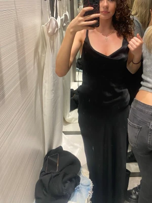 Balklänning Zara  - Balklänning med smala axelband och v-ringad hals och det är öppen rygg. Det är från Zara och jag har bara använt den på balen 