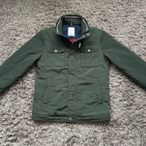 J Lindberg field jacket - Säljer denna riktigt feta j lindeberg bailey field jacketen i mycket fint skick!⭐️Nypris = 3000kr!👍Storlek M men passar också S!🙌Hör gärna av er om ni har funderingar!⭐️