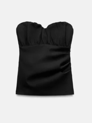 Svart tubtopp - Snygg svart axelbandslös tubtopp med lätt rynkad överdel och figurnära passform. Perfekt att styla med jeans eller kjol för en trendig look. Toppen har en enkel och stilren design som passar till många olika outfits.