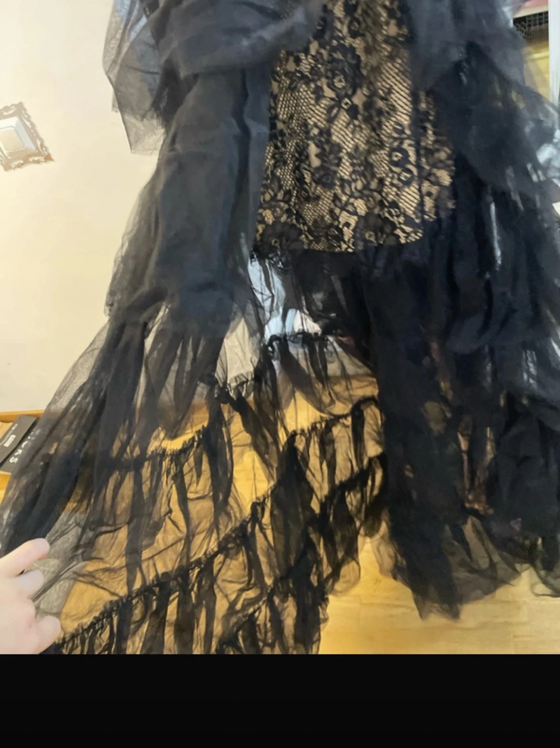 Svart långklänning med spets och volanger - 3