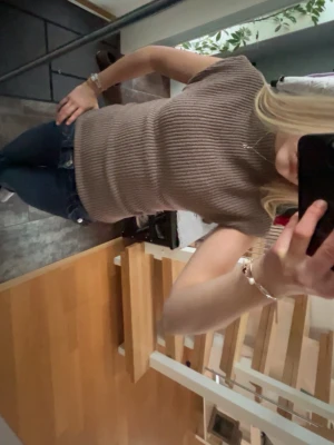 Ärmlös topp - Brun/beige ärmlös topp från Gina i storlek S, använd 3 ggr men säljer för att jag inte tyckte jag passade i färgen!💕