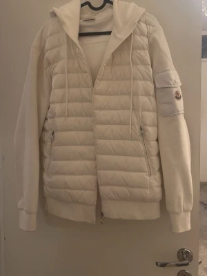 Moncler cardigan  - Moncler Cardigan storlek L passar S på nått sätt och säljs ganska billigt kom in med pris förslag 