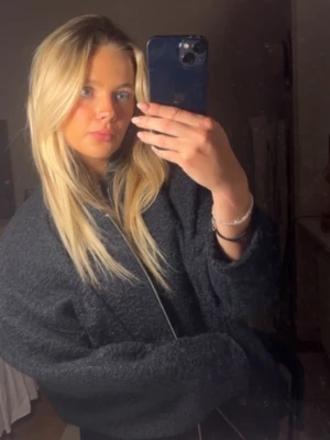 Mörkgrå teddyjacka med oversized passform - Säljer en mörkgrå teddyjacka med oversized och avslappnad passform. Jackan är gjord i mjukt och fluffigt teddy-material som håller dig varm och ger en trendig look. Perfekt för dig som gillar att klä dig bekvämt och stilrent.