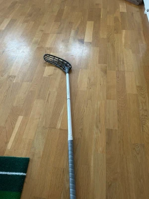 Unihoc Max innebandyklubba  - Säljer en Unihoc innebandyklubba MAX 26. Klubban har ett unilite blad i ice black och en grå top grip ifrån Unihoc. Klubban har använts en träning och det är inte en ända skråma på den. Jag kan även byta färg på bladet om det skulle önskas som ni ser på bild 7. Klubban är 100cm lång och är i fattning left. Kan bytas också mot en annan klubba, det är bara och höra av er så löser vi nog en smidig affär.