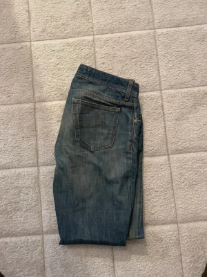 Blå jeans från Jacob Cohën - Snygga blå jeans från Jacob Cohën i klassisk rak modell. Jeansen har fem fickor, bälteshällor och är tillverkade i mjuk bomull. Perfekta för en avslappnad och stilren look.