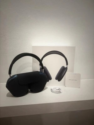 Apple AirPods Max blå hörlurar - Snygga och moderna over-ear hörlurar från Apple i färgen blå. Jag säljer dessa då dom knappt har kommit till användning, därav är dom i ett mycket bra skick. Levereras med originalförpackning, laddkabel och smart case.  Hör av dig vid frågor!