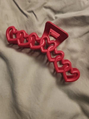 Hårklämma med hjärtdetaljer  - Jätte söt hårklämma som tyvärr aldrig använts då den va lite för stor för mitt hår hahaha. 