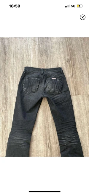 Fornarina jeans - Så himla fina svarta bootcut fornarina jeans med slitningar