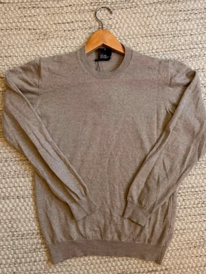 Oscar Jacobsson Tröja - Snygg tröja från Oscar Jacobsson. Inga defekter och är i Strl M men passar S. Perfekt för vardag 🙂 Vi finns här om ni har frågor! 🤝