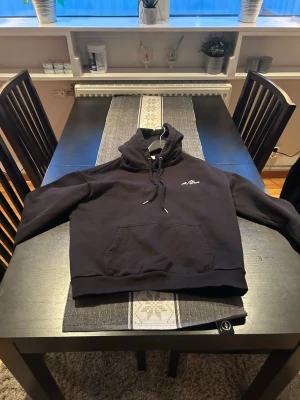 Svart hoodie från Les Deux - Lite slitna snören men annars bra skick. Skriv om mer info behövs 